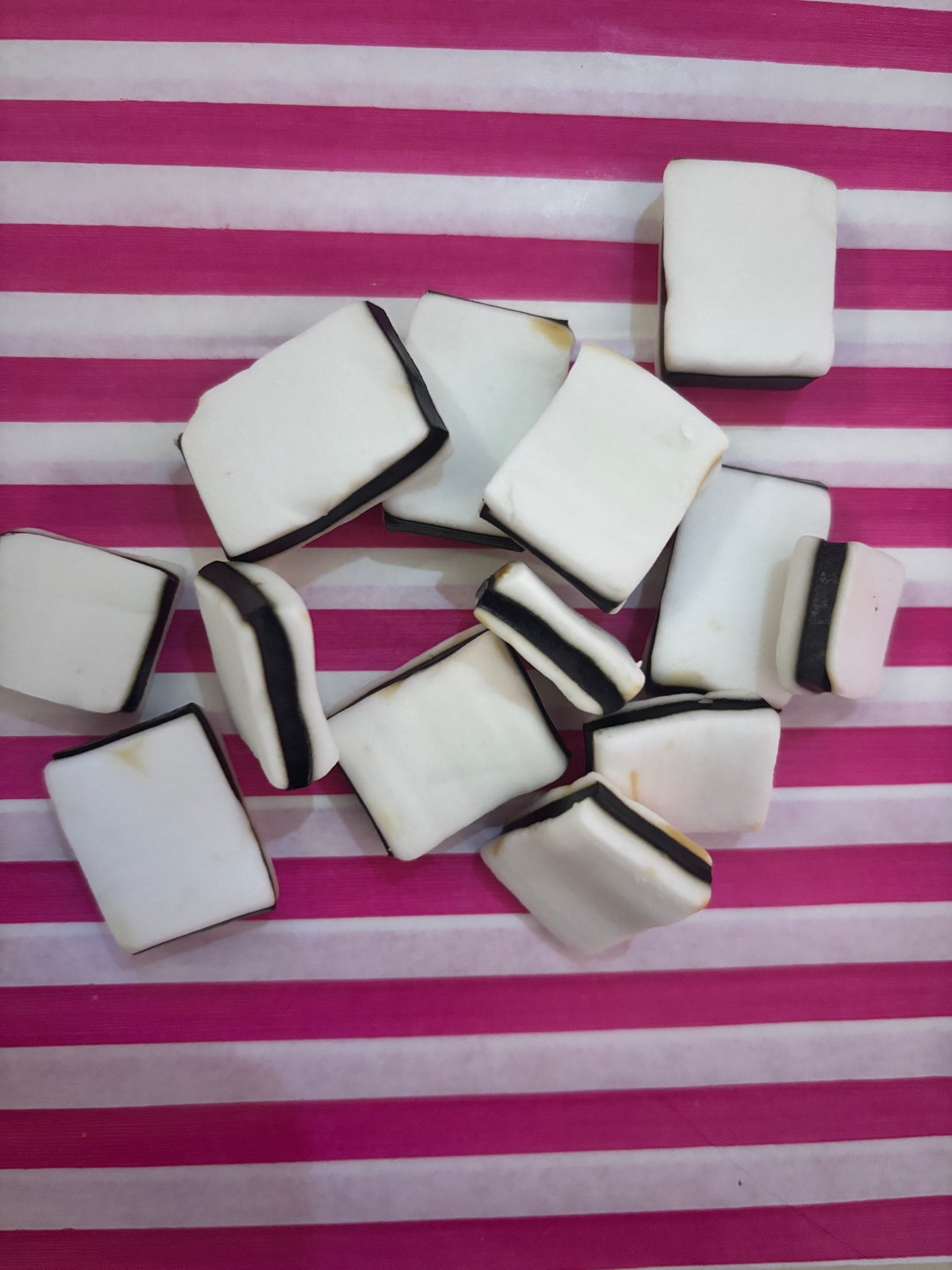 Pells Black and White Mints