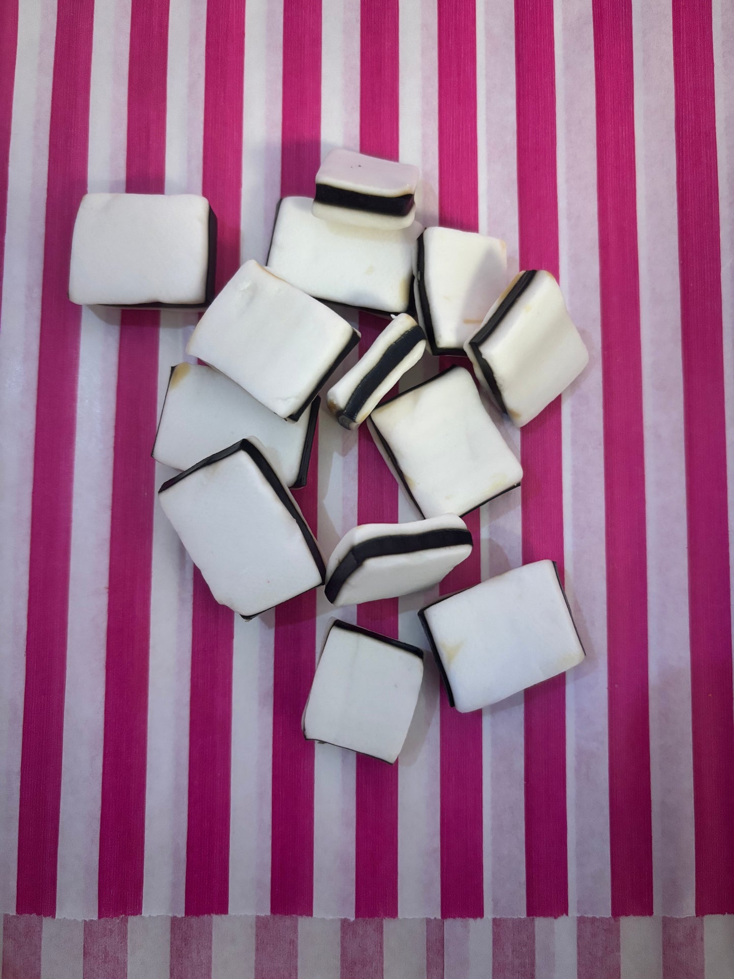 Pells Black and White Mints